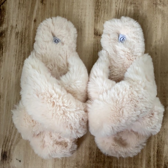 A MTL 1980 Cream Cross Band Fuzzy Slippers - Picture 2 of 7